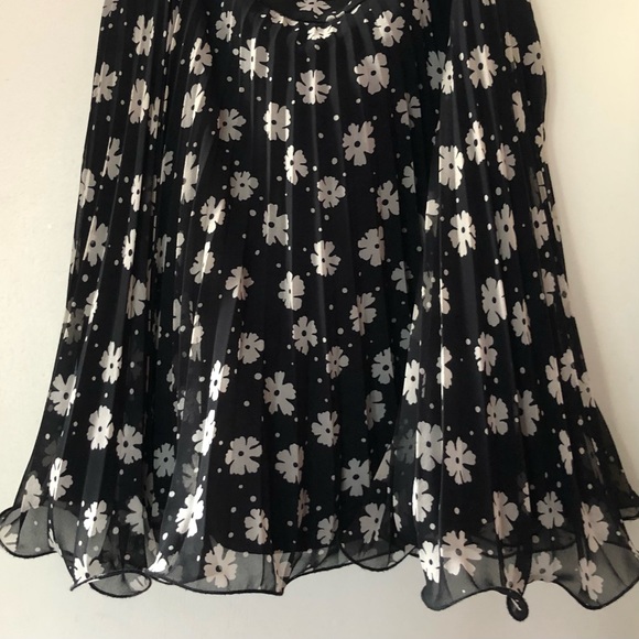 Black and White Flower-print Skirt - Picture 2 of 7
